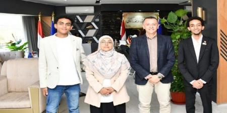 محافظ أسوان يكرم الطالب مروان محمود الفائز بجائزة الدولة للمبدع الصغير