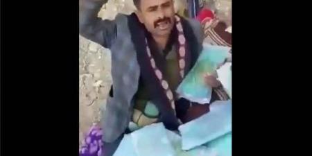 تجارة المخدرات علناً في صعدة.. عنصر حوثي يروج للحشيش بالريال السعودي على الحدود - [فيديو]