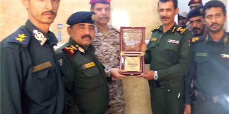قائد محور عتق ومدير شرطة شبوة يتفقدان فرع الأحوال المدنية ويُكرّمان قيادته
