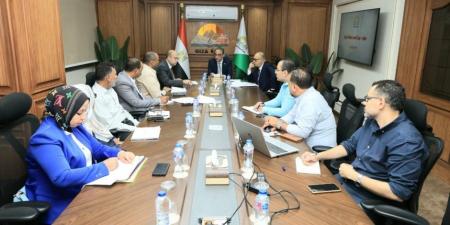 محافظ الجيزة يتابع خطط العمل ونسب إنجاز المشروعات بمركز الصف