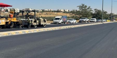وزير الأشغال يوجه بتسريع إنجاز صيانة طريق مأدبا الغربي