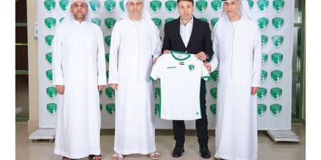 نادي الإمارات يعلن تعاقده مع المدرب الأردني جمال محمود