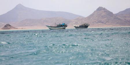 هيئة بحرية: أشخاص يعتلون سفينة في خليج عدن