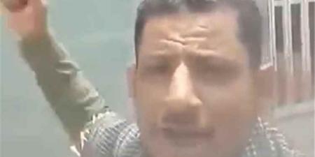 قيادي في الانتقالي المنحل يردد الصرخة الحوثية من قلب العاصمة المؤقتة عدن - [فيديو]