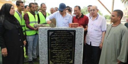 بعد انتظار دام عقوداً.. وضع حجر أساس كوبري مشاة «بني مهدي» لخدمة 60 ألف مواطن