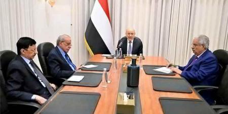 الرئيس العليمي يترأس اجتماعاً مشتركاً للمحافظين واللجنة الأمنية العليا لمواجهة "الانتهاكات الإيرانية"