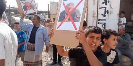 احتجاجات في حبيل جبر بلحج تطالب بإقالة مدير المديرية
