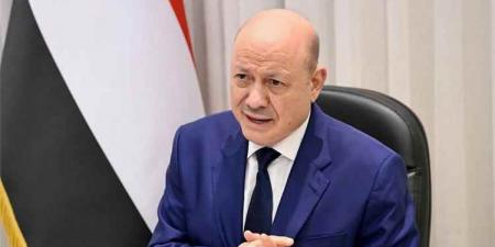 العليمي في بيان جديد: لا رحلات جوية خارج سيادة الدولة والحوثيون أمام خيار واحد