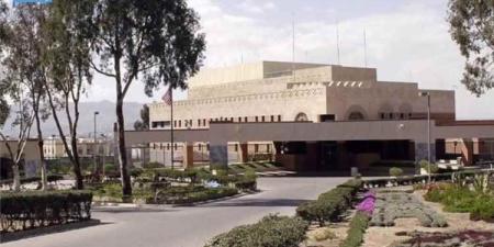 مصادر تكشف هوية الضيوف الجدد بسيارات مصفحة داخل مباني السفارة الأمريكية في صنعاء