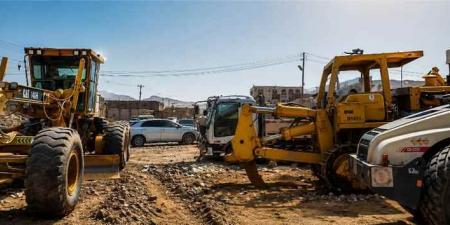 شبوة : وصول معدات المشروع إلى عزان لبدء توسعة وتأهيل الشارع الرئيسي