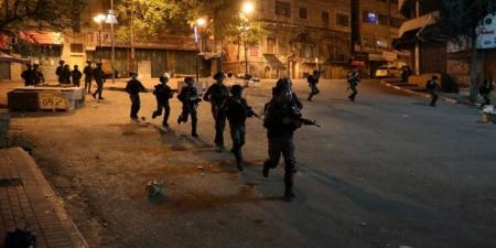 قوات العدو تعتقل 5 فلسطينيين من كيسان وتقتحم البيرة بالضفة المحتلة