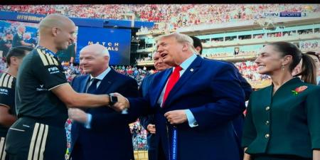 من بينهم المخادمة وخلف.. ترامب يكرّم طاقم تحكيم نهائي كأس العالم 2026 بتقليدهم الميداليات