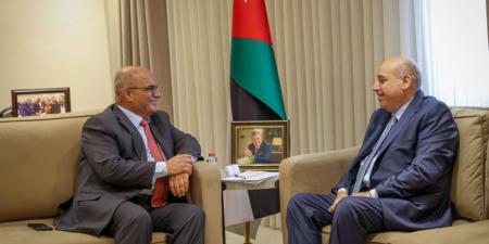 القاضي يلتقي نقيب الصحفيين ويؤكد مواصلة الانفتاح على الإعلام