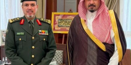 أمير المدينة يطلع على تقرير أعمال الجوازات