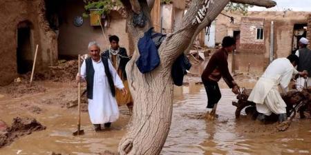 المطر يعرقل البحث عن مفقودين بعد الفيضانات المدمّرة في أفغانستان