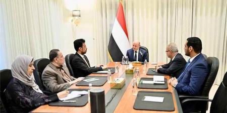 العليمي: زمن الابتزاز والتهديد الحوثي انتهى.. والدولة لن تسمح بمصادرة قرار الحرب والسلم