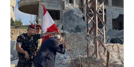 بالفيديو | رئيس الحكومة نواف سلام يضع العلم اللبناني في ساحة بلدة زوطر الغربية