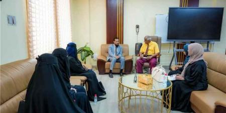 المحافظ شيخ يطّلع على التحضيرات الجارية لإحياء أربعينية الفقيد سعيد عولقي