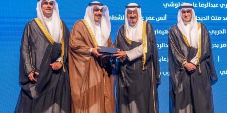 الكويت.. رئيس الوزراء يكرّم رئيس نادي الرماية الكويتي دعيج العتيبي