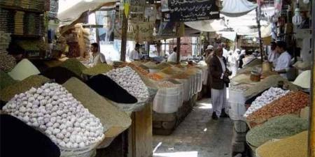 خبراء اقتصاد: تصعيد الحوثيين في البحر الأحمر يعمق الأزمة المعيشية في صنعاء ويرفع أسعار السلع الأساسية