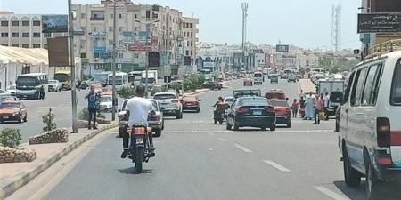 انسياب حركة السيارات بمعظم الطرق.. وأعمال المترو تبطئ المرور بشارع الهرم
