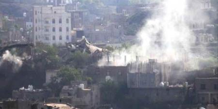 بالهاون.. الحوثيون يقصفون مجمعاً قضائياً في وسط تعز ومصادر تكشف التفاصيل