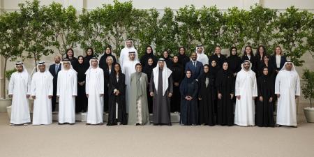رئيس الدولة يستقبل فريق عمل الاحتفال الرسمي بعيد الاتحاد الــ 54 للإمارات