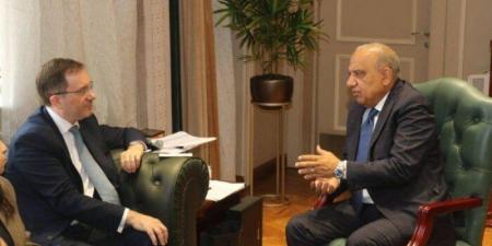 وزير الكهرباء يبحث مع السفير البريطاني تعزيز التعاون والاستثمار في مشروعات الطاقة المتجددة