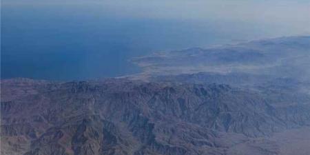 انفجار لغم بحري بناقلة نفط في مضيق هرمز