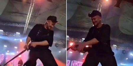 "شدته من ملابسه".. معجبة تثير الجدل خلال حفل سعد لمجرد في المغرب