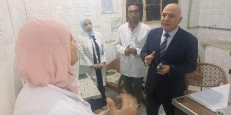 واصل عمله رغم مرضه.. مدير «صحة القليوبية» يكرّم طبيب الرعاية المركزة بمستشفى بهتيم