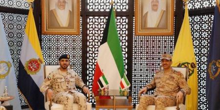 الكويت.. رئيس الأركان يبحث مع مسؤول عسكري إماراتي سُبل تطوير التعاون العسكري