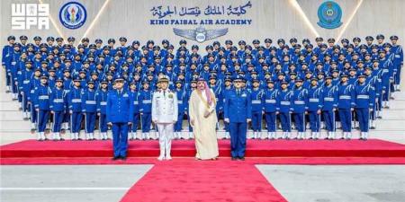 بينهم يمنيون.. نائب وزير الدفاع السعودي يرعى تخريج الدفعة 108 لكلية الملك فيصل الجوية