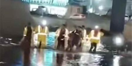 مصرع طفل وإنقاذ شقيقته بعد أن جرفتهما السيول في صنعاء