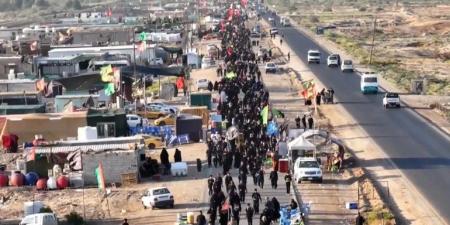 بالفيديو | من جنوب العراق.. قوافل الزائرين تواصل مسيرها نحو كربلاء لإحياء زيارة الأربعين