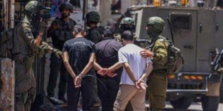 قوات الاحتلال الإسرائيلي تشن حملة اعتقالات واسعة طالت أكثر من 30 فلسطينيا من الضفة الغربية