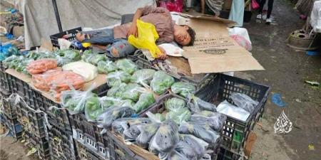 لم يتجاوز الـ10 أعوام.. صورة طفل نائم في شارع تعز تُبكي اليمن