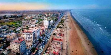 "انهار فوقهم أثناء النوم".. رياح عدن تخطف حياة مواطن وتُحوّل منزله إلى كومة حطام