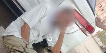 "ساعات على الأرض".. صورة مؤلمة لرجل خمسيني في عدن تهز مواقع التواصل