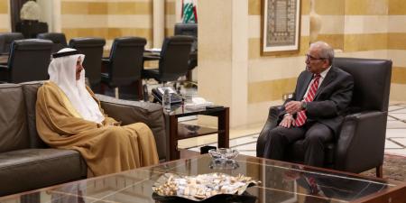 صقر غباش ونواف سلام يبحثان تعزيز العلاقات الإماراتية اللبنانية والتعاون العربي المشترك
