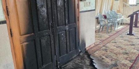 مستوطنون يحرقون مسجدين في الضفة الغربية ويخطون شعارات تحريضية وسط تصاعد اعتداءات المستوطنين