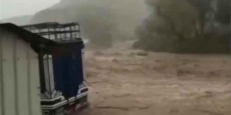 سيول جارفة في وادي الضباب غربي تعز تتسبب بأضرار مادية وتحذيرات من تجدد الهطول