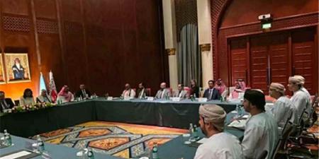 كواليس مفاوضات مسقط.. الوساطة العمانية تواجه عقبات بعد رفض الحوثيين التنازل عن المطارات والموانئ