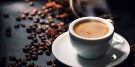 هل تبدأ يومك بالقهوة؟.. تعرف على مخاطر تناولها قبل الإفطار