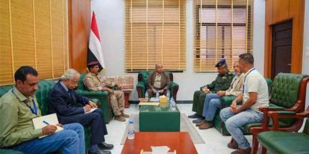 الخنبشي يبحث بالمكلا تعزيز أمن وحماية المنظمات الأممية والدولية بحضرموت