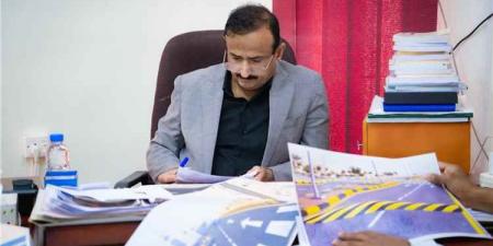 محافظ شبوة يوجه بتنفيذ خطة شاملة لتأهيل وتطوير شوارع مدينة عتق