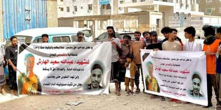 "دم عبدالله أمانة".. حشد غير مسبوق في عدن يُحاصر "النيابة" ويُطلق صرخة قصاص مزلزلة!
