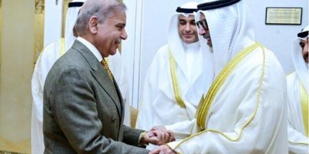 وزير الخارجية الكويتي يبحث مع رئيس الوزراء الباكستاني تعزيز العلاقات الثنائية والتطورات الإقليمية