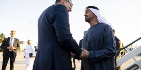 رئيس الدولة يصل بلغراد في زيارة عمل.. والرئيس الصربي في مقدمة مستقبليه