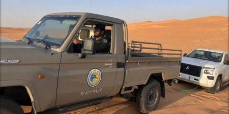 حرس الحدود يُساعد (5) مقيمين علقت مركبتهم بالكثبان الرملية بقطاع خباش